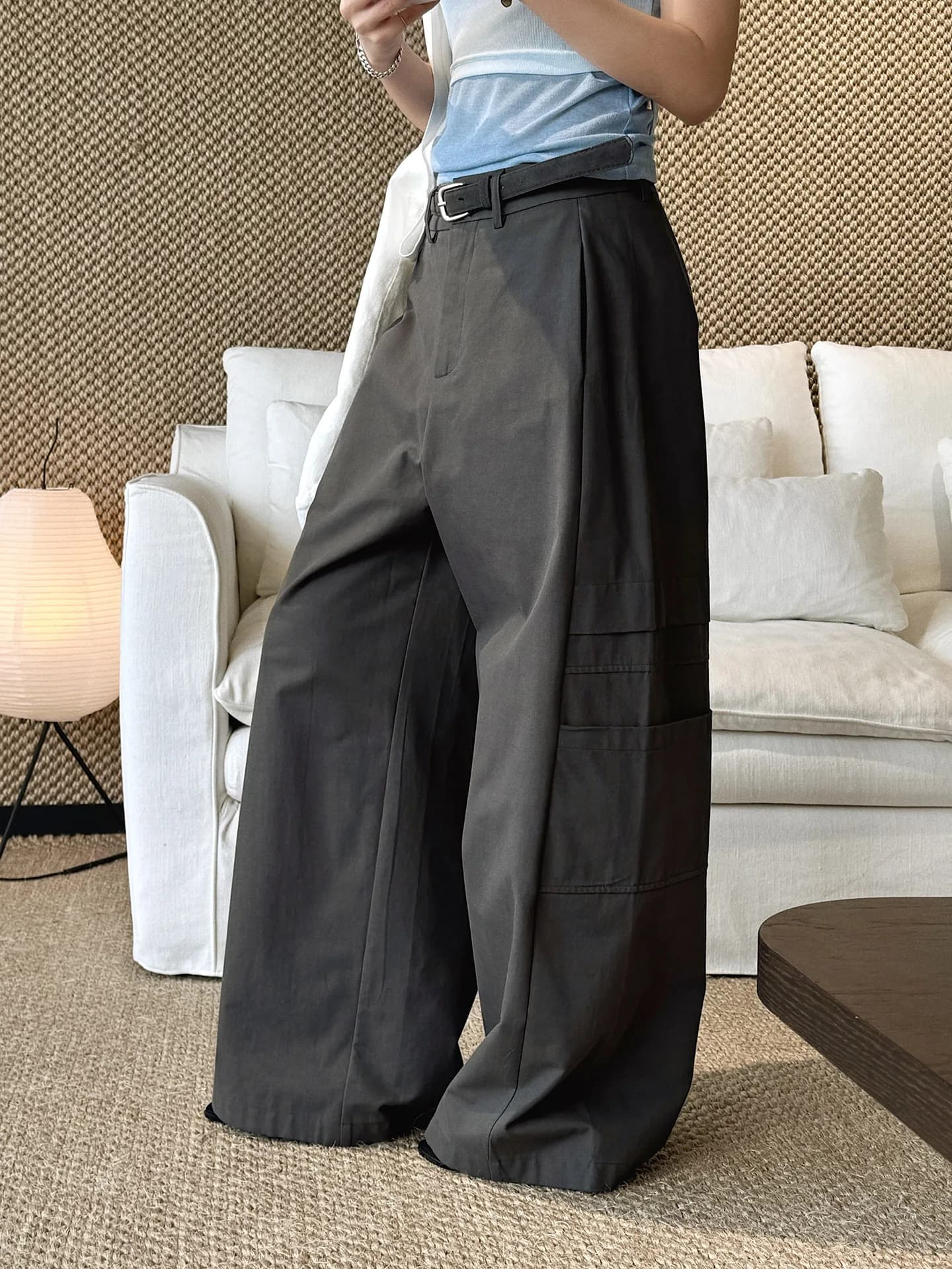 Style de vêtements de travail minimalistes d'été avec grandes poches des deux côtés et ceinture, pan