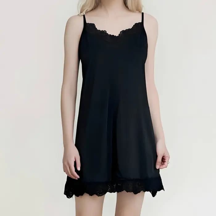 Une pièce de pyjama pour femme. C'est un pyjama camisole à la mode