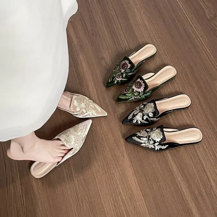 Velours broderie pantoufles florales femmes appartements bout pointu Mule chaussures dames intérieur maison diapositives sans lacet Pantuflas Mujer tongs