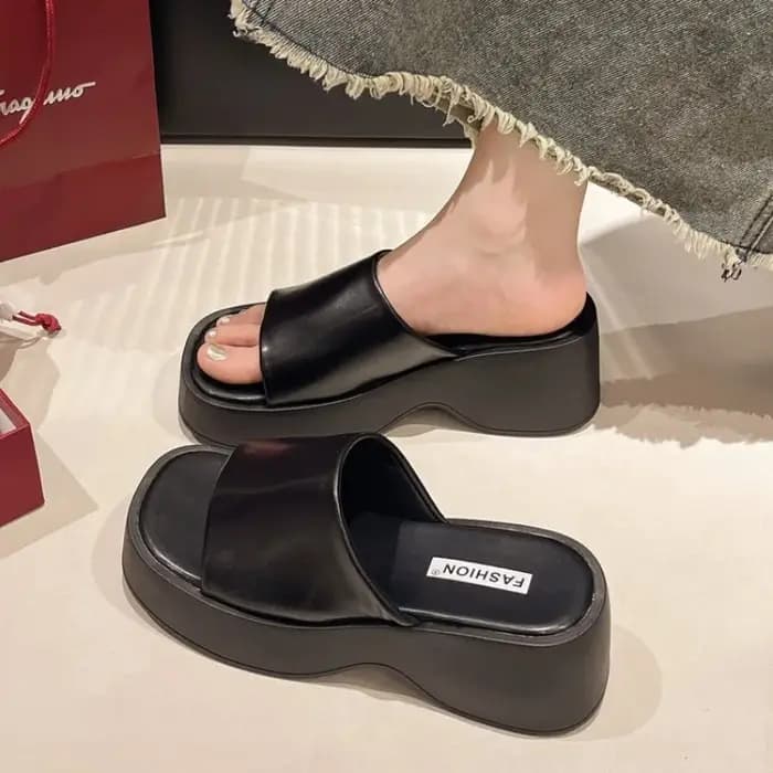 Femmes pantoufles 2025 été nouvelles sandales de luxe