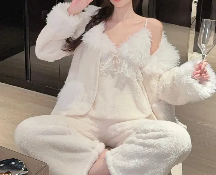 Pyjama en velours corail à bretelles, ensemble trois pièces, pyjama en flanelle mignon pour femmes, nouveau style, peut être porté à l'extérieur comme vêtements de maison