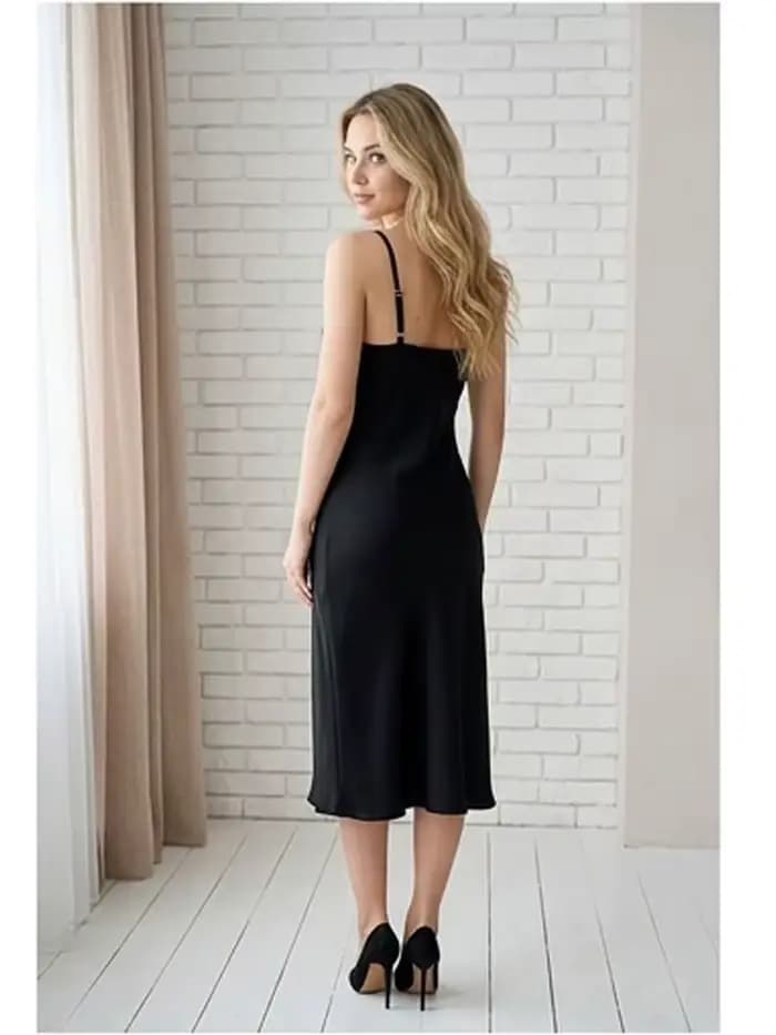 Robe de nuit longue noire en satin à col bénitier