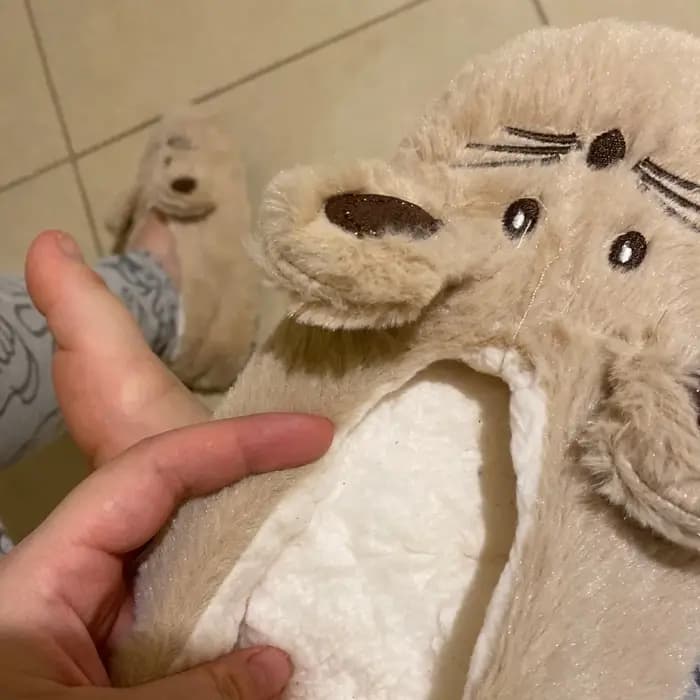Chausson pelucheux avec poignée coordonnante pour femme