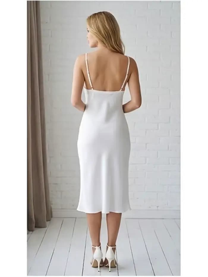 Robe de nuit longue noire en satin à col bénitier