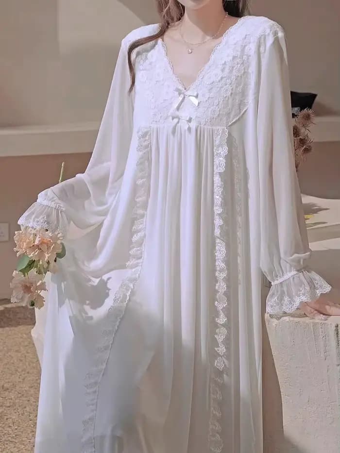 Chemise de nuit blanche en dentelle à manches longues pour femmes