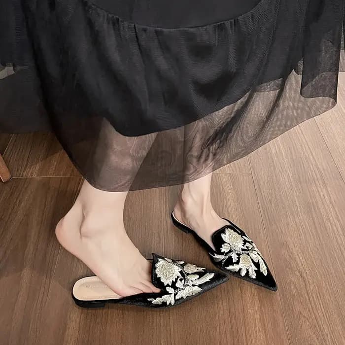 Velours broderie pantoufles florales femmes appartements bout pointu Mule chaussures dames intérieur maison diapositives sans lacet Pantuflas Mujer tongs