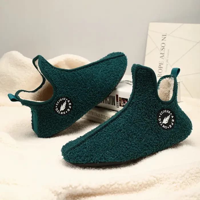 Nouveaux hommes pantoufles d'hiver de haute qualité léger chaussures de conception mode femmes en peluche pantoufle chaude sans lacet chaussure décontractée pour les Couples