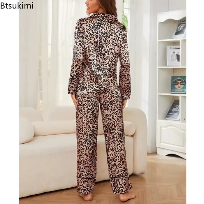 Pyjama en soie glacée imprimé léopard pour femme