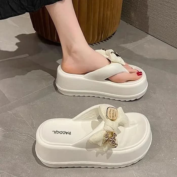 Nouveau à la mode mignon dessin animé ours pantoufles EVA été talon épais tongs anti-dérapant chaussures