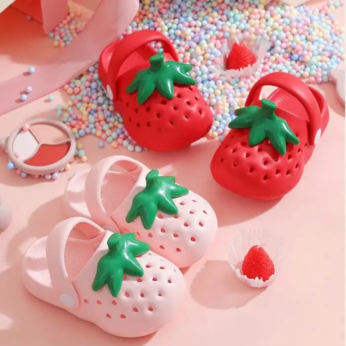Sabots d'été ajourés à semelle souple motif fraise, mignons et respirants, antidérapants, pour femmes, filles et la famille en extérieur