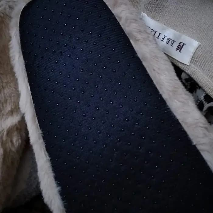 Chausson pelucheux avec poignée coordonnante pour femme
