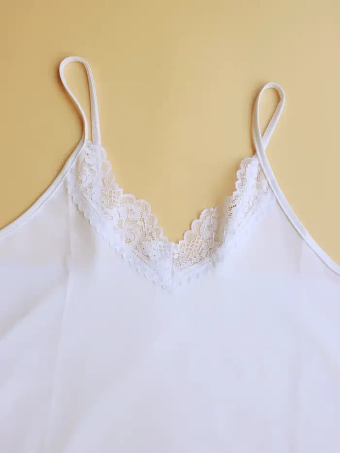 Une pièce de pyjama pour femme. C'est un pyjama camisole à la mode