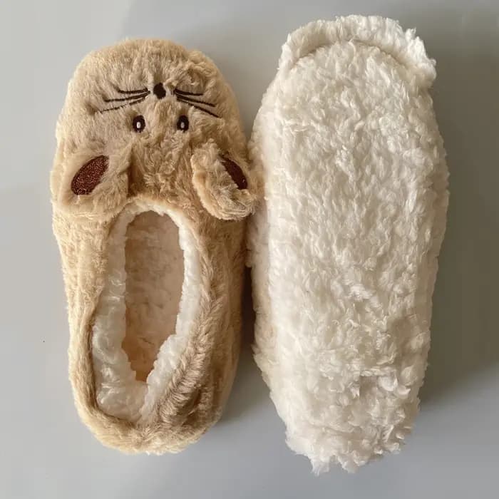 Chausson pelucheux avec poignée coordonnante pour femme