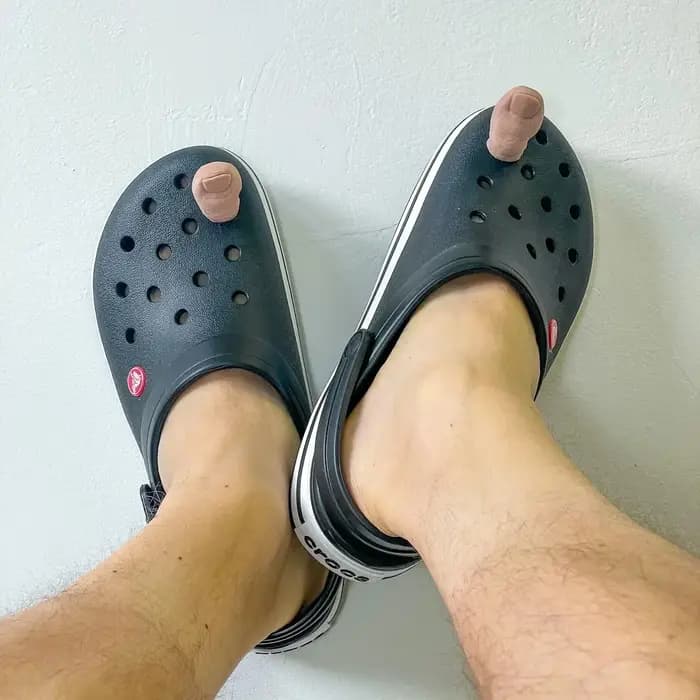 Nouveau 1 pièces Imitation gros orteil pantoufle décoration pouces vers le haut trou créatif chaussures breloques enfants adultes sandales drôle broche accessoires