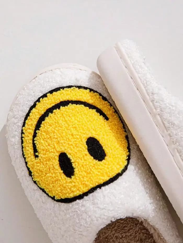 Chaussons d'intérieur en polaire pour femmes avec motif visage souriant