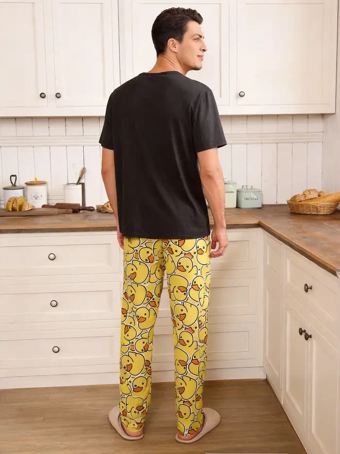 Un ensemble de pyjamas décontractés imprimés de canards