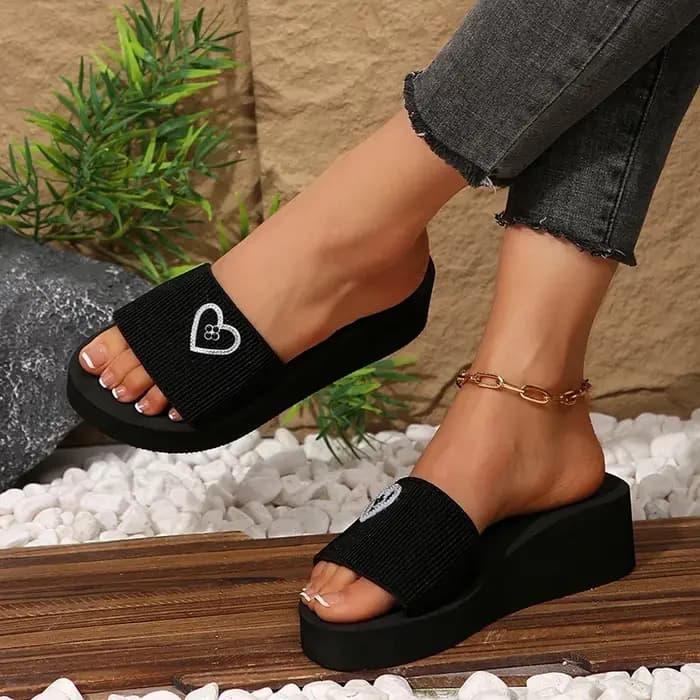 Pantoufles noires brillantes en forme de cœur pour femmes