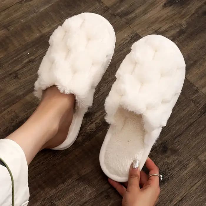 Pantoufles d'intérieur blanches moelleuses pour femmes