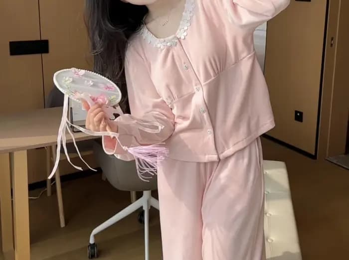Pyjama en velours doux et amincissant pour femme 2026 avec coussinets de poitrine
