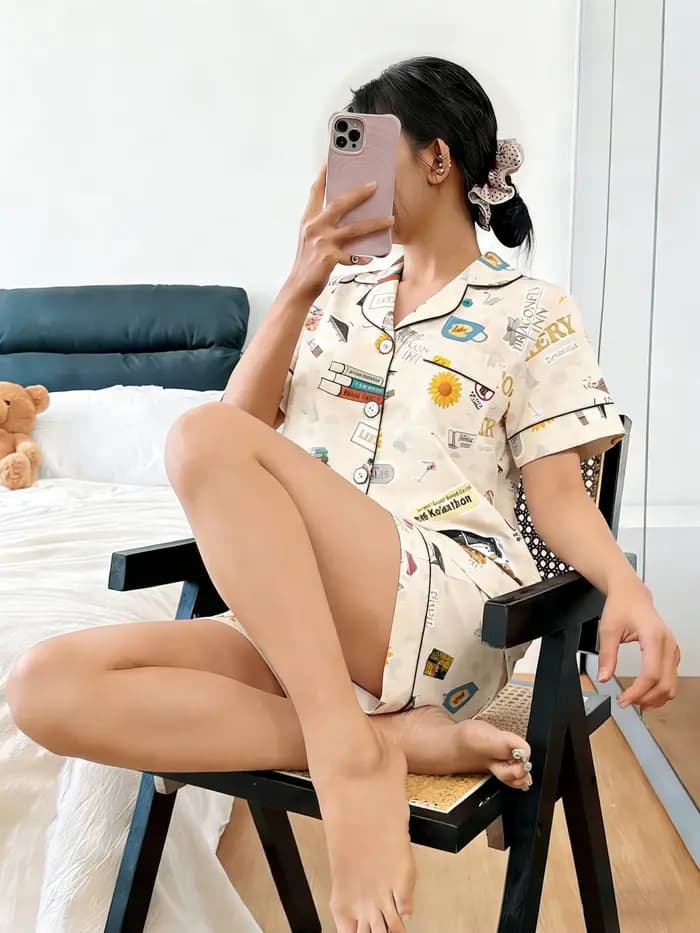 Pyjama Femme Cardigan à Revers Manches Courtes et Short Ensemble Deux Pièces Loungewear Printemps-Été Motif Littéraire Boulangerie Librairie Doux