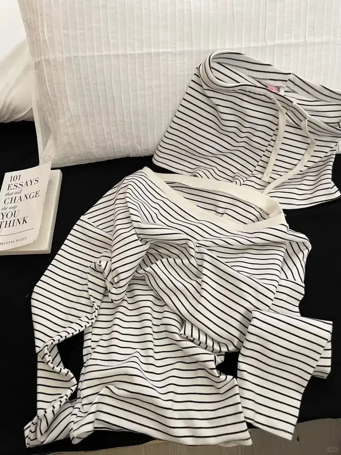 Pyjama à manches longues de style coréen, avec rayures noires et blanches et shorts à épaules dénudé