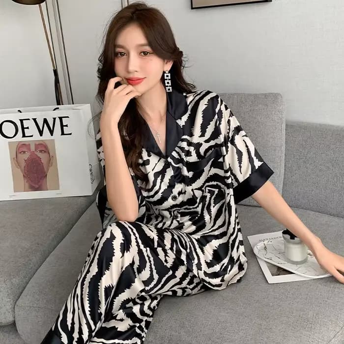 Pyjama deux pièces en soie imprimé zèbre pour femme