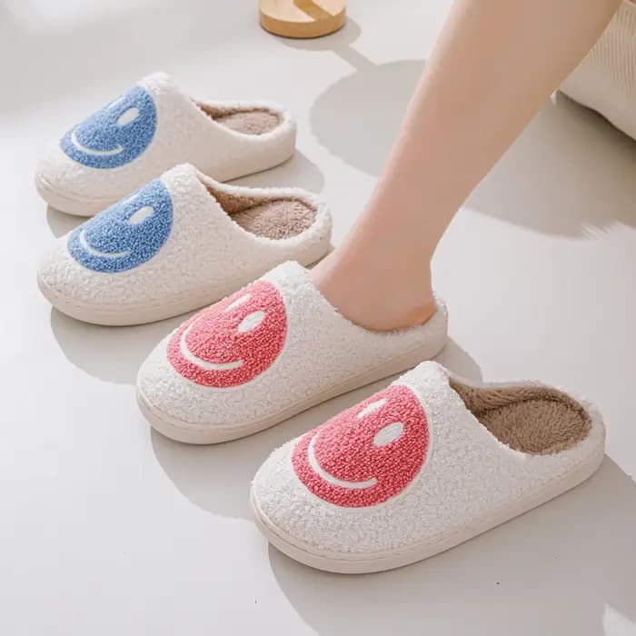 Pantoufles d'hiver pour femmes avec visages souriants