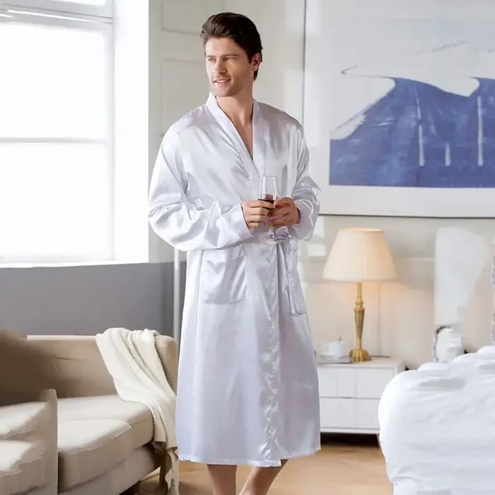 Peignoir kimono en satin bleu marine avec ceinture pour homme