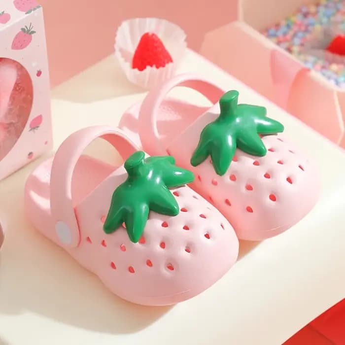 Sabots d'été ajourés à semelle souple motif fraise, mignons et respirants, antidérapants, pour femmes, filles et la famille en extérieur