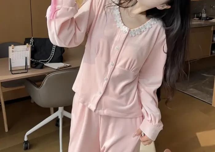 Pyjama en velours doux et amincissant pour femme 2026 avec coussinets de poitrine