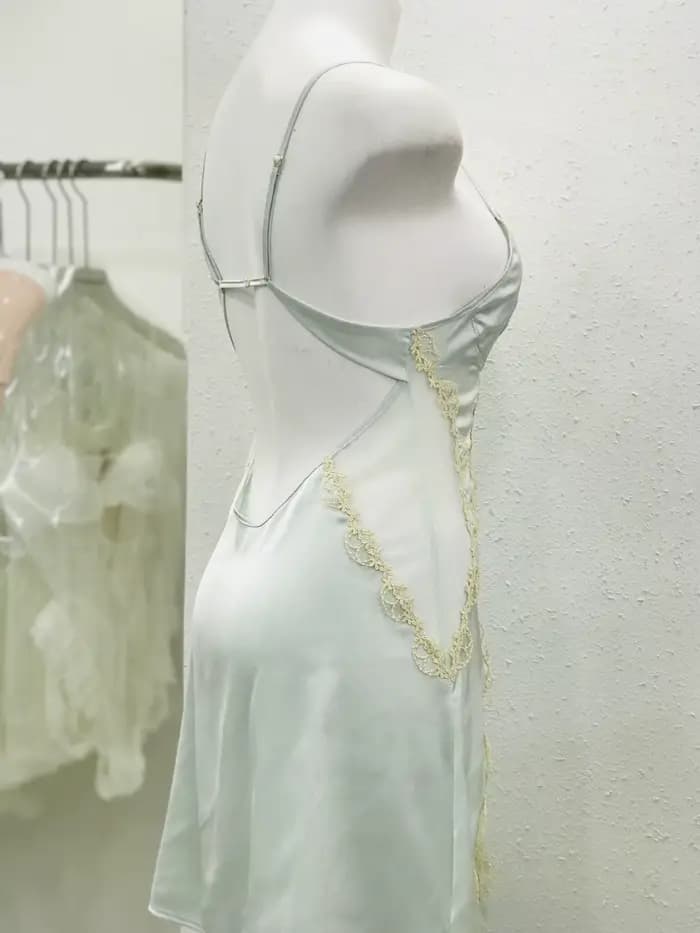 Robe de nuit fine en dentelle avec coussin de poitrine
