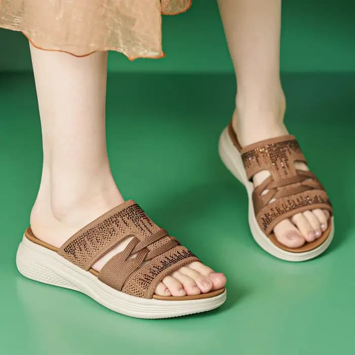 Pantoufles super légères pour femmes, nouveau style tendance, à porter à l'extérieur, avec strass, semelle épaisse, utilisables comme pantoufles rafraîchissantes.