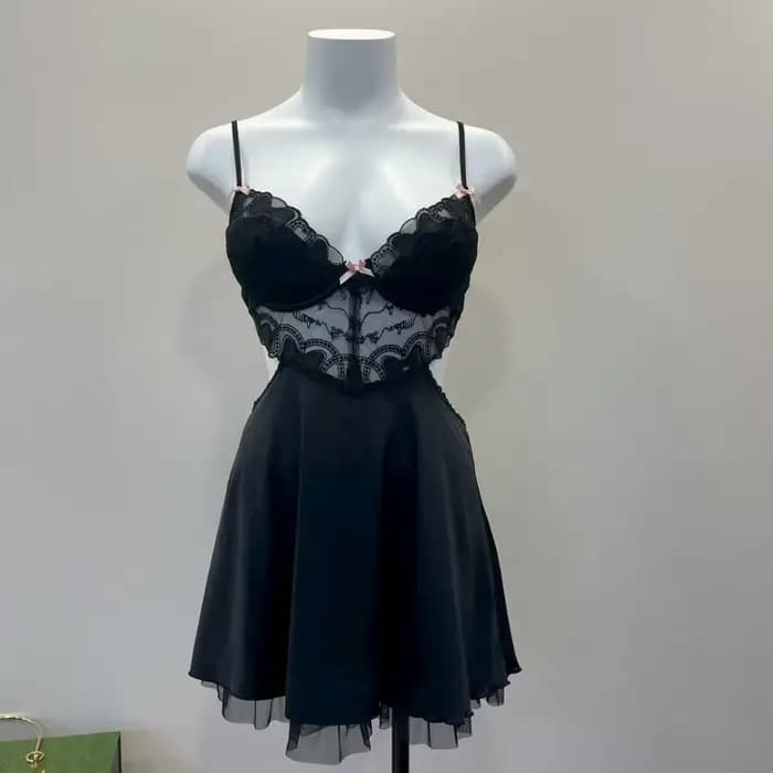 Chemise de nuit noire en V profond