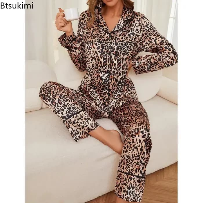 Pyjama en soie glacée imprimé léopard pour femme