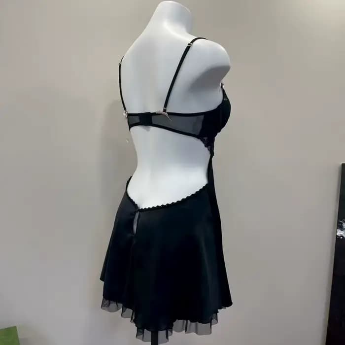 Chemise de nuit noire en V profond