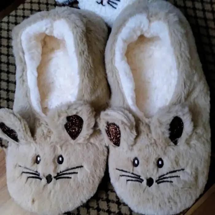 Chausson pelucheux avec poignée coordonnante pour femme