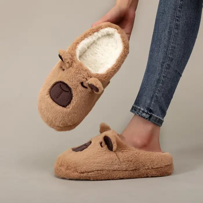 Une paire de pantoufles d'intérieur en fourrure à motif animal capybara marron