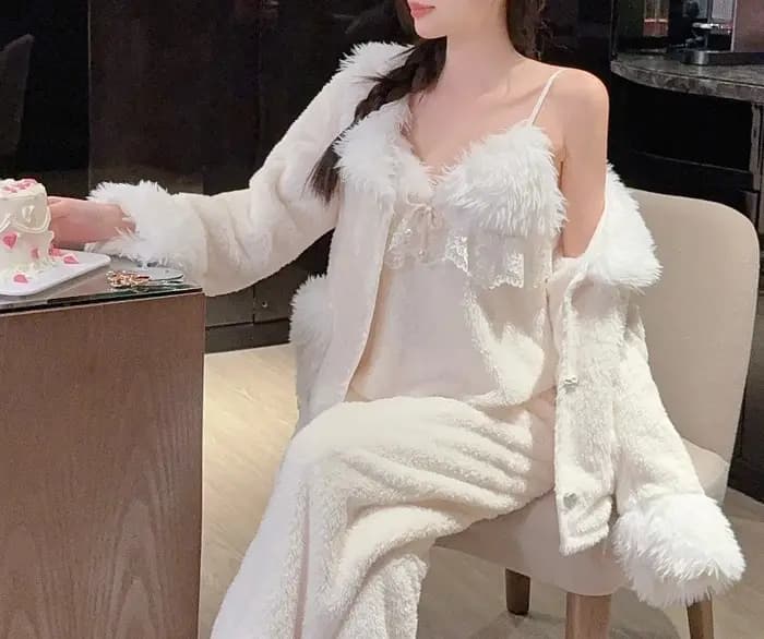 Pyjama en velours corail à bretelles, ensemble trois pièces, pyjama en flanelle mignon pour femmes, nouveau style, peut être porté à l'extérieur comme vêtements de maison