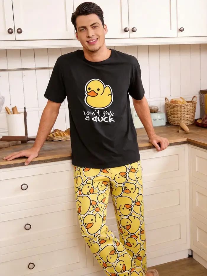 Un ensemble de pyjamas décontractés imprimés de canards
