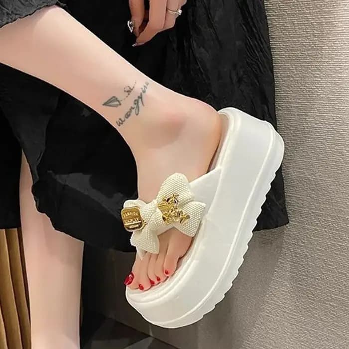 Nouveau à la mode mignon dessin animé ours pantoufles EVA été talon épais tongs anti-dérapant chaussures