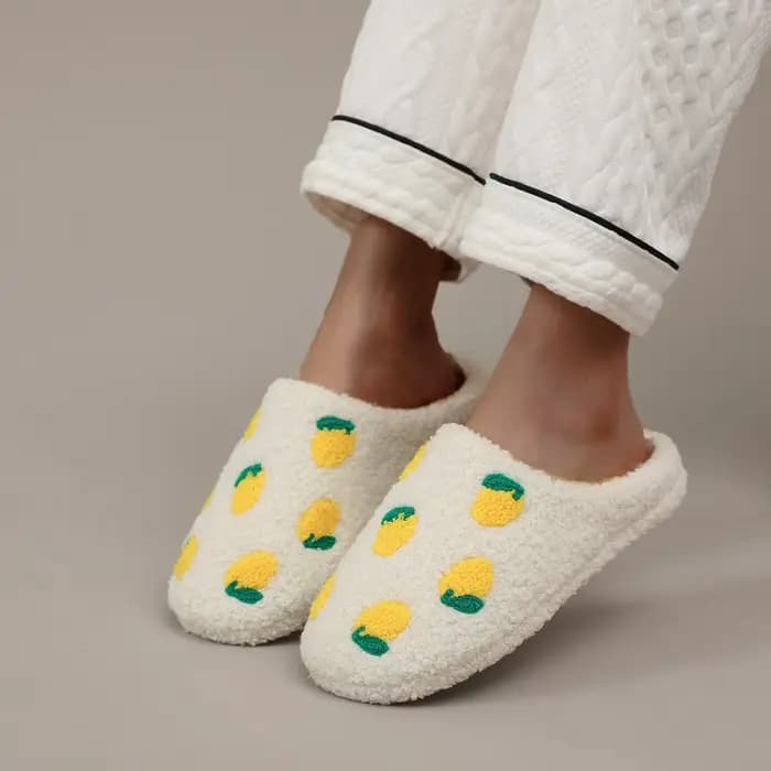 Une paire de pantoufles d'intérieur en fourrure à motif animal capybara marron
