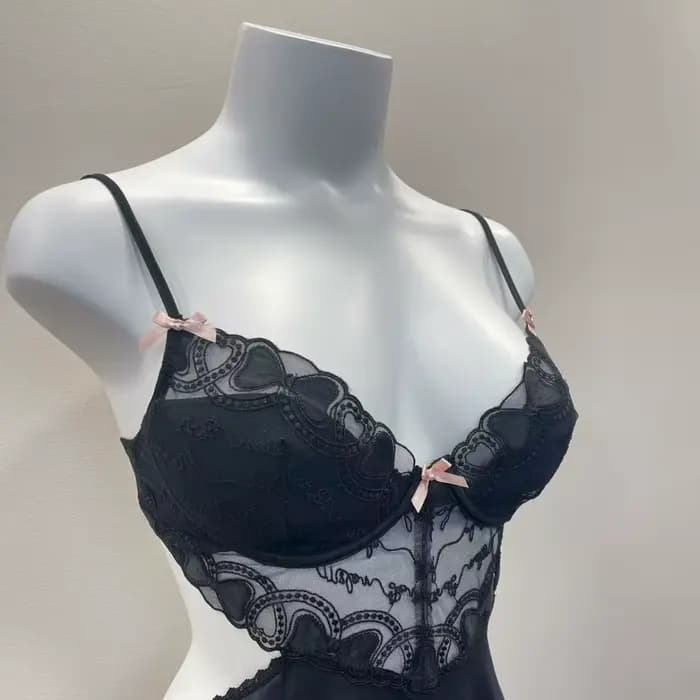 Chemise de nuit noire en V profond