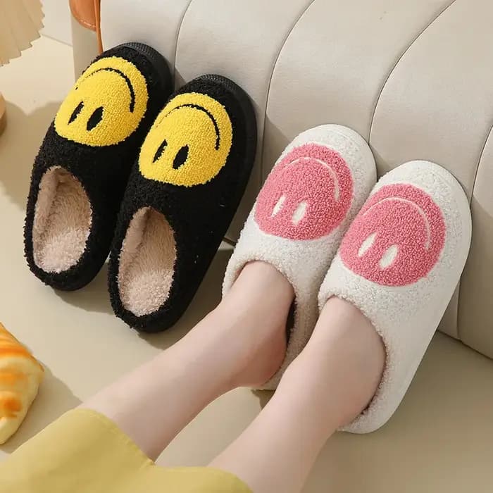Pantoufles d'hiver pour femmes avec visages souriants