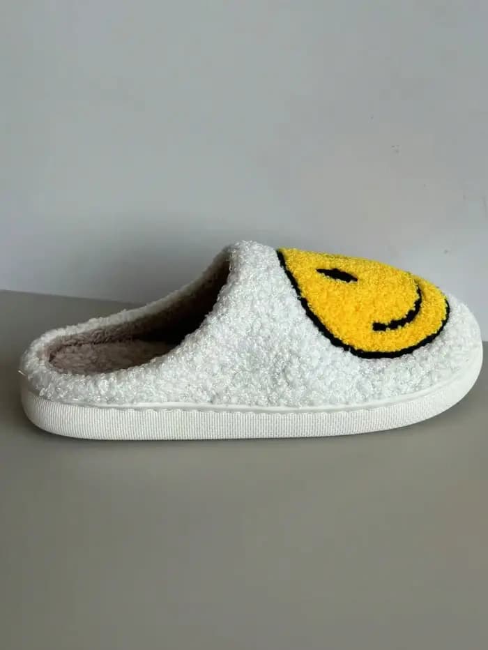 Chaussons d'intérieur en polaire pour femmes avec motif visage souriant