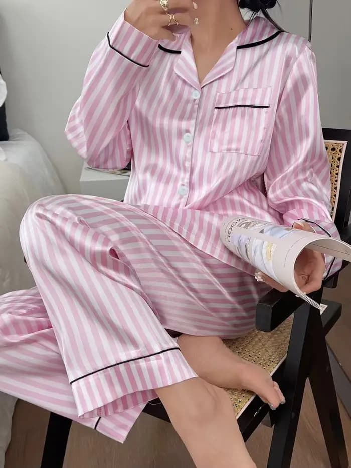 Ensemble pyjama en satin rose à rayures pour femmes