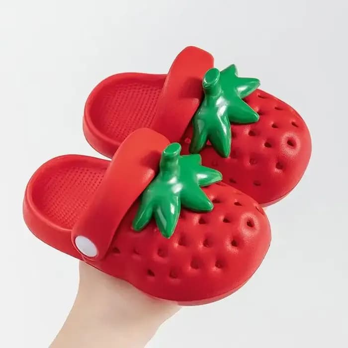 Sabots d'été ajourés à semelle souple motif fraise, mignons et respirants, antidérapants, pour femmes, filles et la famille en extérieur