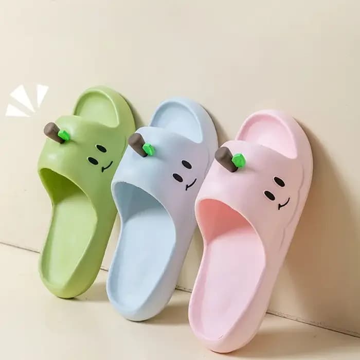 Mignonnes pantoufles en EVA à semelle épaisse motif pomme de dessin animé pour femmes