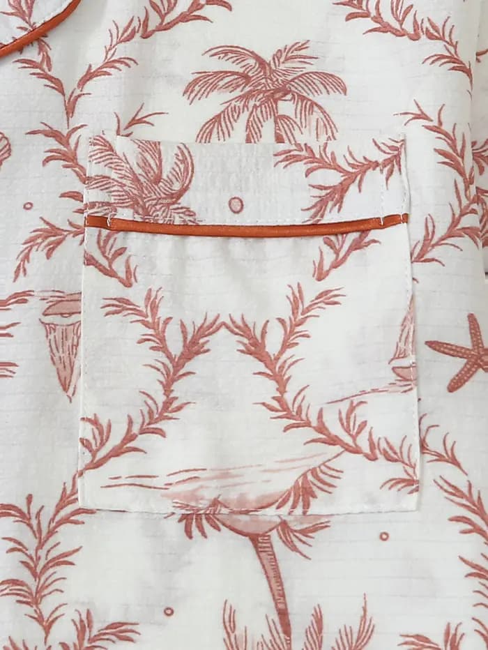 Ensemble confortable deux pièces avec imprimé palmiers et bateaux, haut à manches courtes à col avec poches et short à nœud, ensemble pyjama loungewear pour femme adapté à un usage domestique