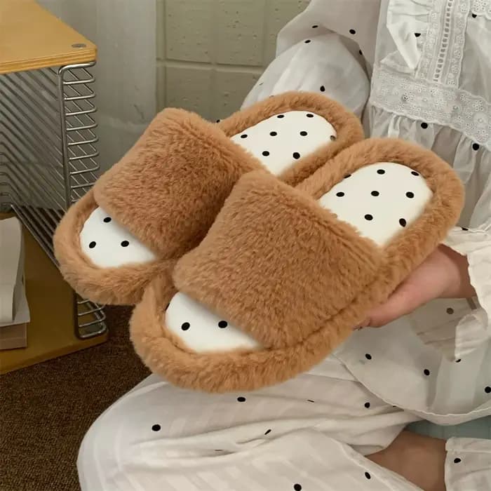 Nouvelles pantoufles d'intérieur pour femmes, en fourrure, légères et silencieuses, à pois, pour le salon