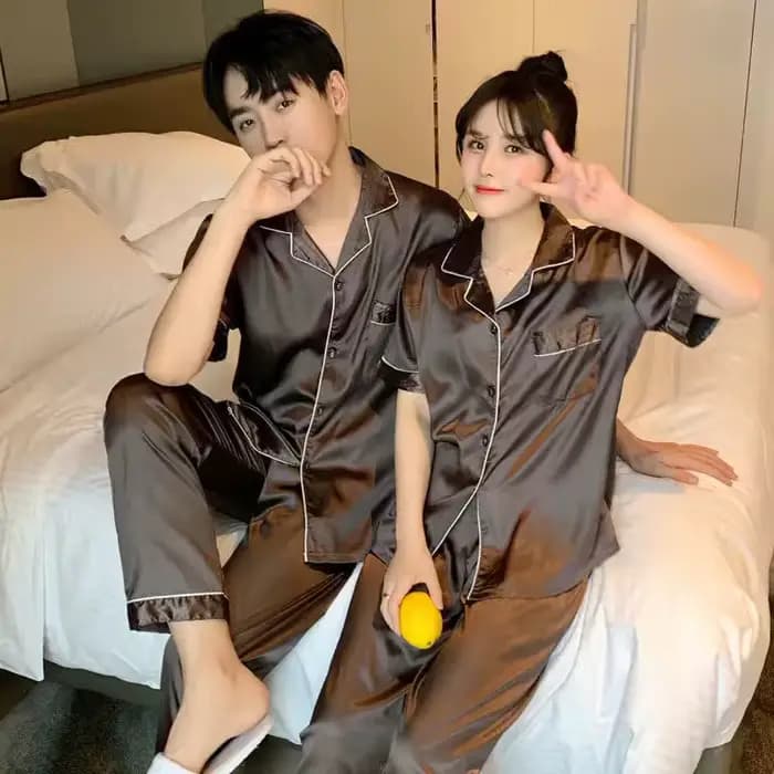 Ensemble de pyjamas assortis à manches courtes pour hommes et femmes